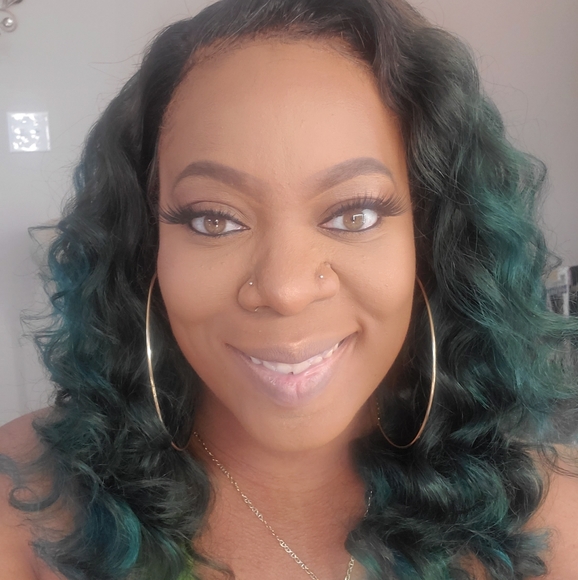 Meet your Posher, Christina - Picture 2 of 5